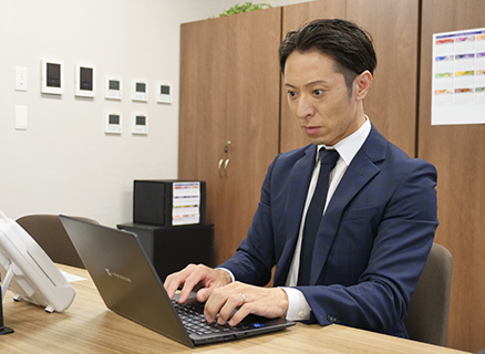 介護施設のスタッフがパソコンで業務を行っている風景