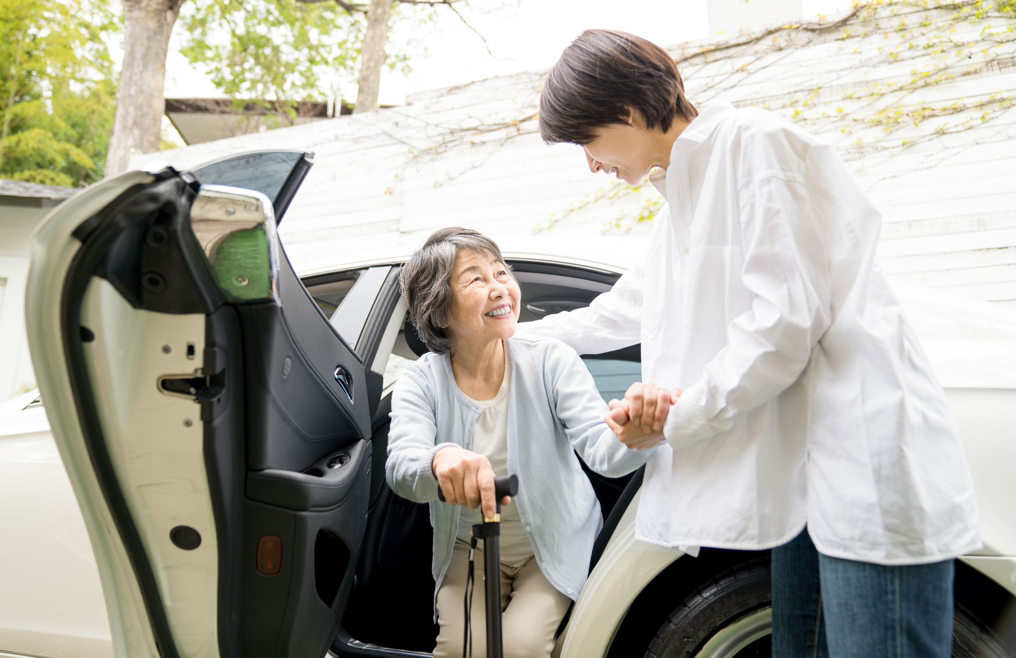 デイサービスは自宅まで送迎してくれる!送迎に関する疑問を全解決! | 介護施設サービス・老人ホーム「そよ風」が教える介護の基本「ミンナノミライ」
